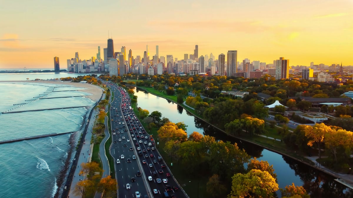 Skyline de Toronto al atardecer con lago Ontario