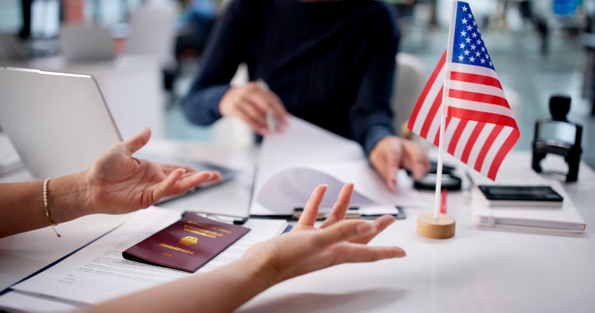 Abogada de inmigración reuniéndose con profesional mexicano para tramitar aprobación de visa americana de trabajo en Estados Unidos